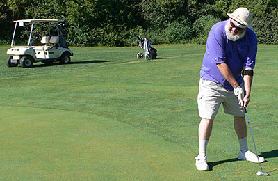 Webmaster Mike putts, probably unsuccessfully